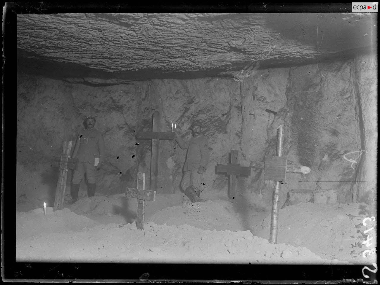 Hurtebise (Aisne). La caverne du Dragon. Cimetière à l'intérieur de la grotte. [légende d'origine]