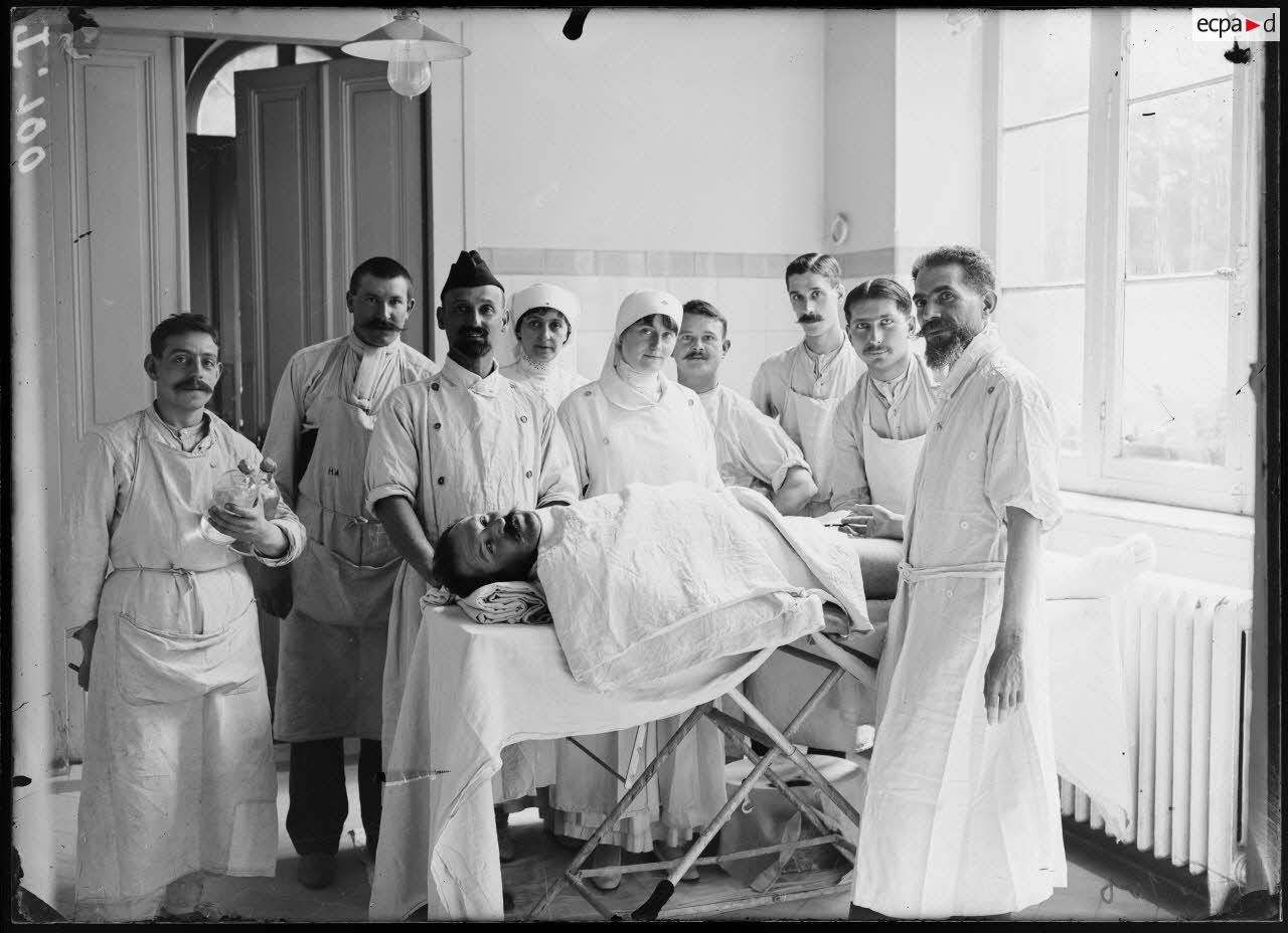 Val-de-Grâce. Au 2e "Blessés". Salle de pansements et salle septique.Docteurs Herzen et Zadoc. [légende d'origine]