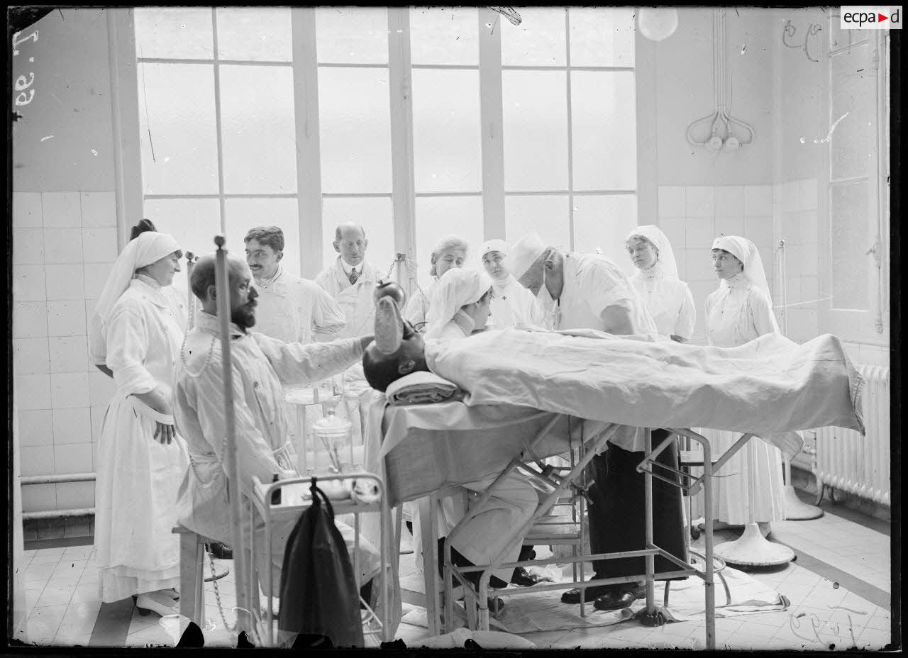 Val-de-Grâce. Salle d'opération. Le professeur Walter y pratique, assisté des docteurs Liégard et Amos. [légende d'origine]