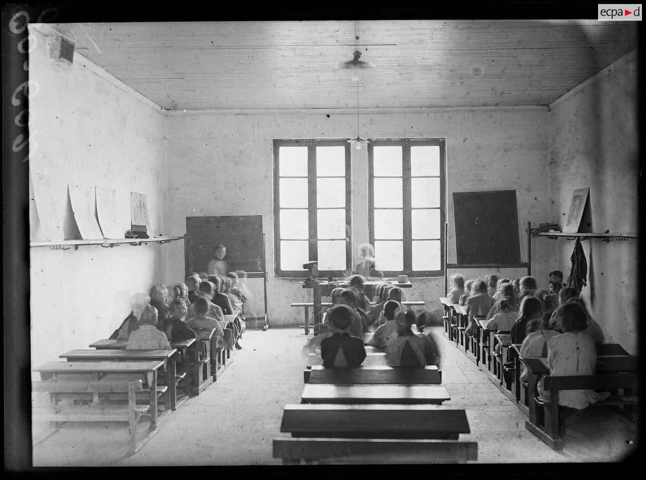 Toul, caserne du Luxembourg. Asile pour les enfants de réfugiés. La classe des enfants réfugiés. [légende d'origine]