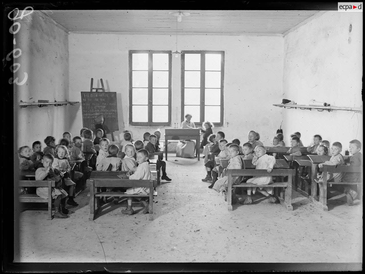 Toul, caserne du Luxembourg. Asile pour les enfants de réfugiés. La classe des enfants réfugiés. [légende d'origine]