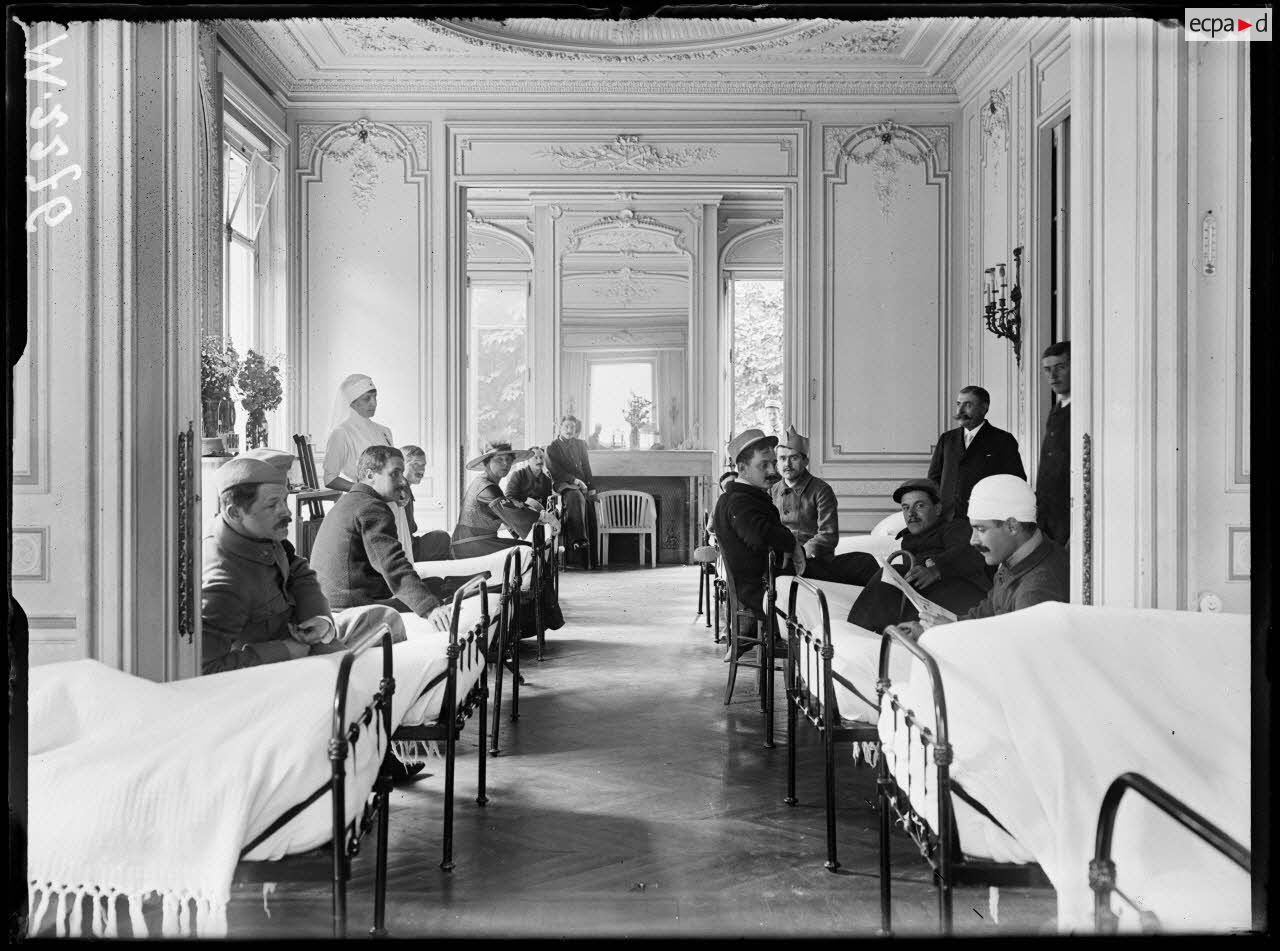 Hôpital auxiliaire n°79, rue Adolphe Yvon (Hôtel James Hyde). Salle de blessés. [légende d'origine]