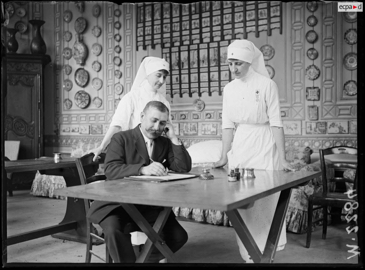 Paris. Hôpital auxiliaire n°79, rue Adolphe Yvon (Hôtel James Hyde). Le docteur de l'hôpital et deux infirmières. [légende d'origine]