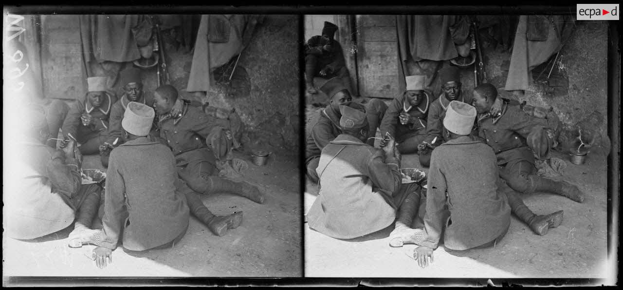 Saint-Léger, repas des tirailleurs sénégalais. [légende d'origine]