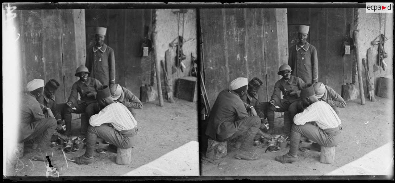 Saint-Léger, repas des tirailleurs sénégalais. [légende d'origine]