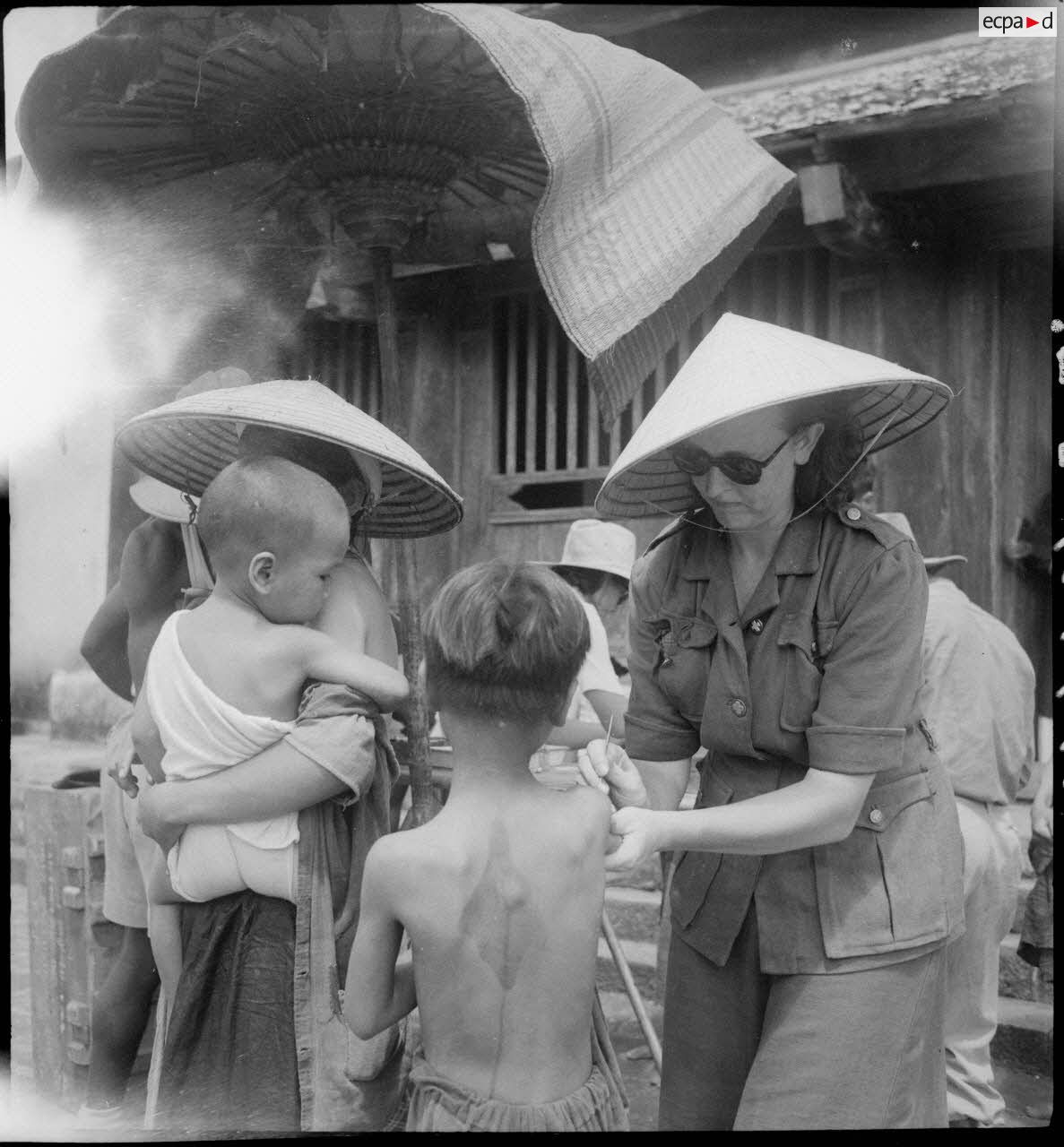 Vaccination of children in Ha Hoi against cholera by a nurse from the Health Service.