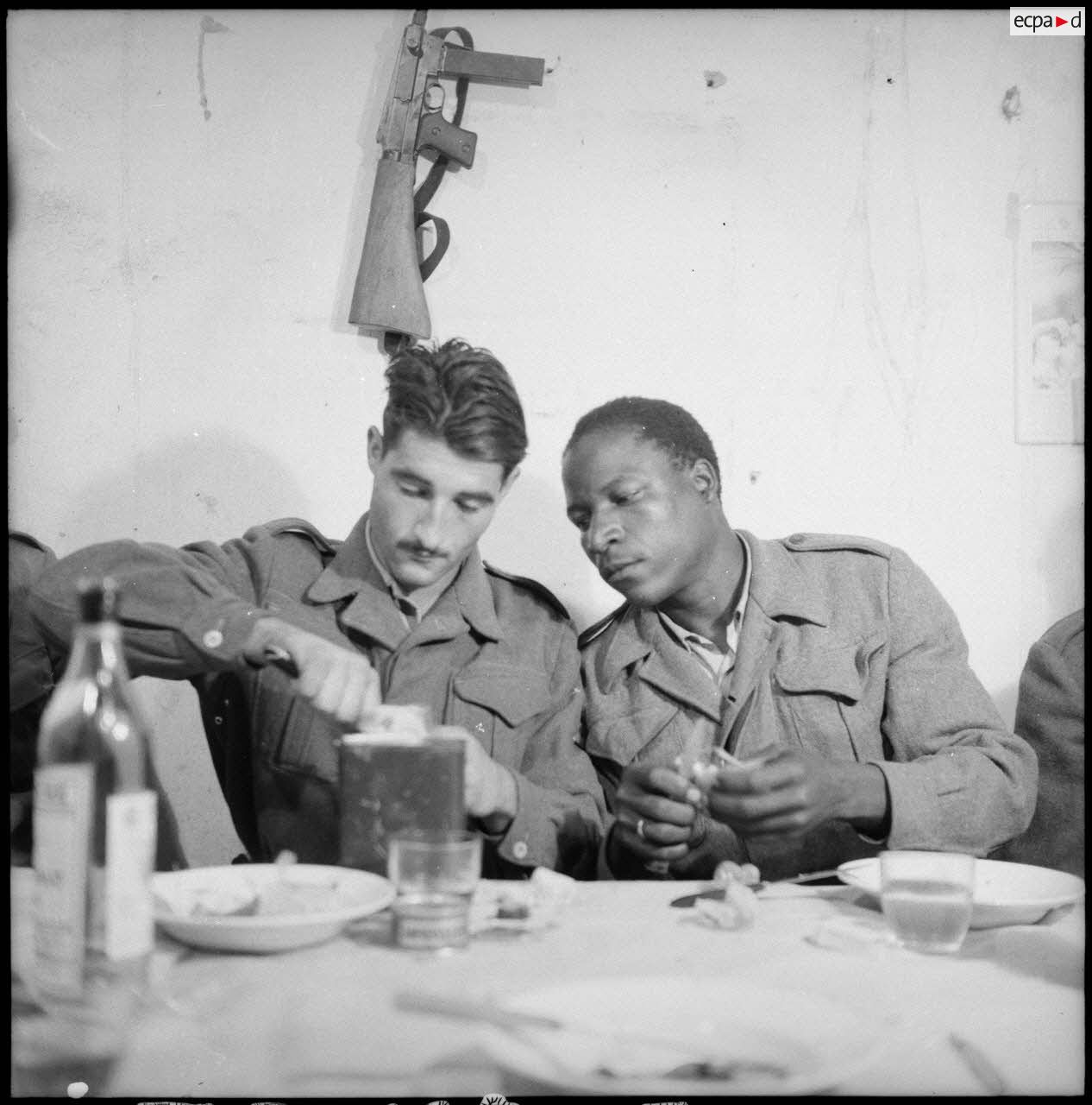 Des soldats prennent leur repas de noël pour dans un poste du delta tonkinois.