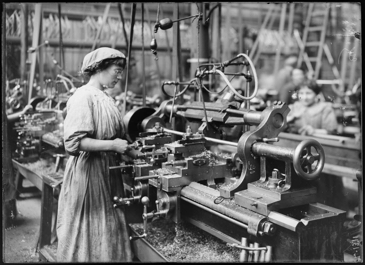 Saint-Etienne (manufacture française d'armes). Ebauchage du profil extérieur et tour à reproduire. [légende d'origine]