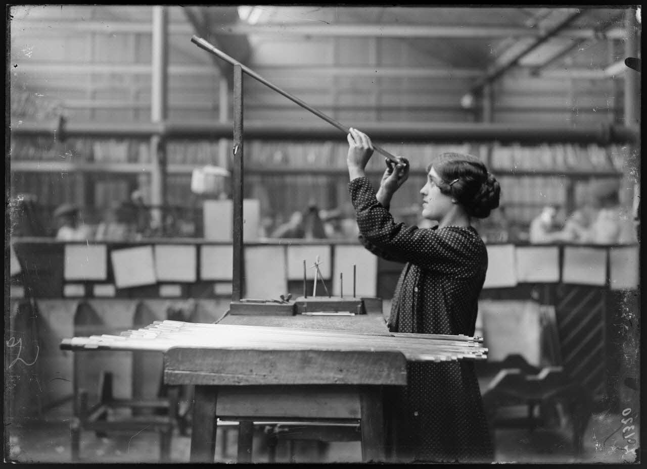 Saint-Etienne, manufacture d'armes. Vérification de l'intérieur d'un canon de fusil. [légende d'origine]