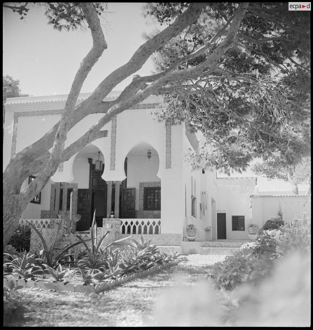 Vue extérieure du café maure de l'école militaire de cavalerie.