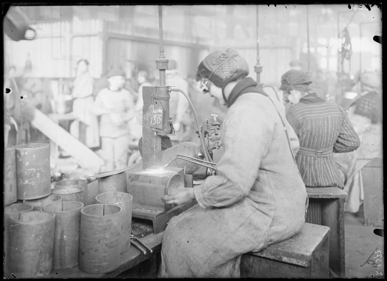 Forges de la Chaléassière (Saint-Etienne). Soudure du corps (bombes). [légende d'origine]