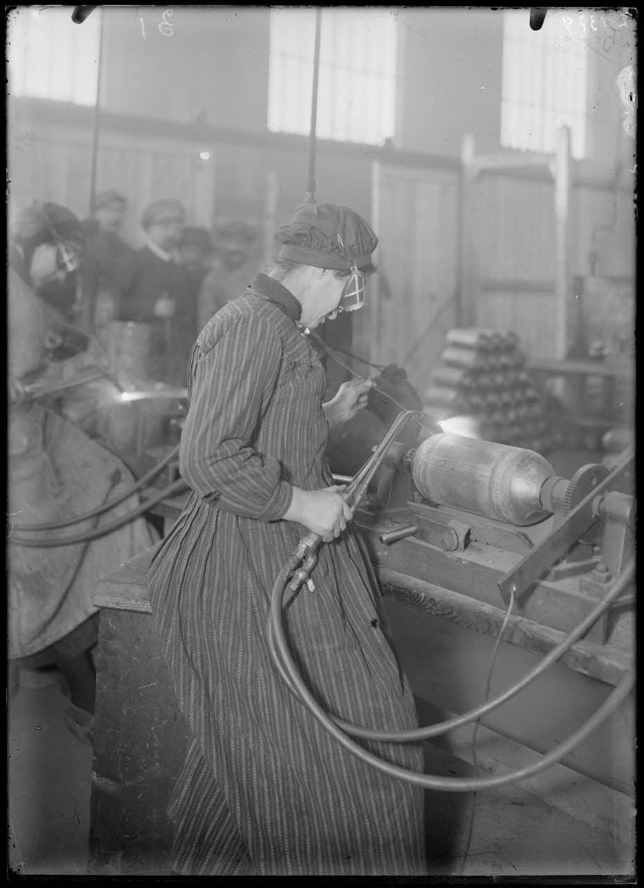 Forges de la Chaléassière (Saint-Etienne). Fabrique de bombes de 58 mm. Finissage de la calotte. [légende d'origine]