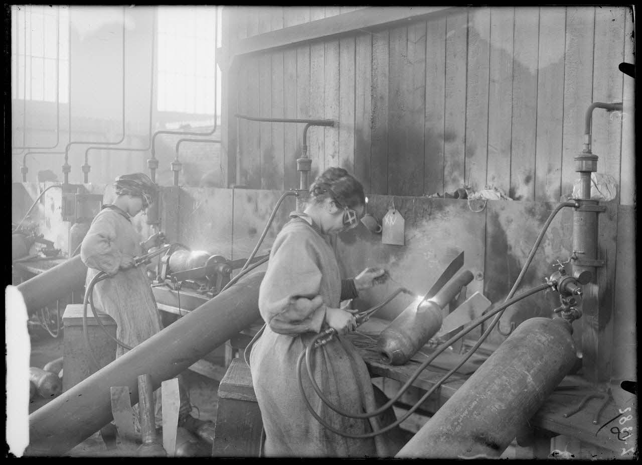 Forges de la Chaléassière (Saint-Etienne). Soudure des ailettes. [légende d'origine]