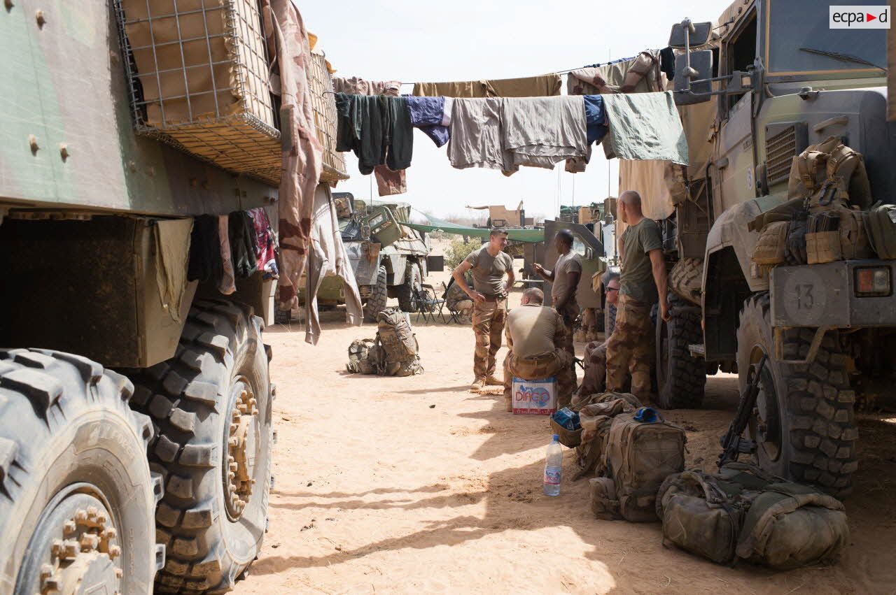 Activité des marsouins de la 2e compagnie "les boucs" du 2e régiment d'infanterie de marine (2e RIMa) au sein d'une base opérationnelle avancée temporaire (BOAT) dans la Gourma malien.