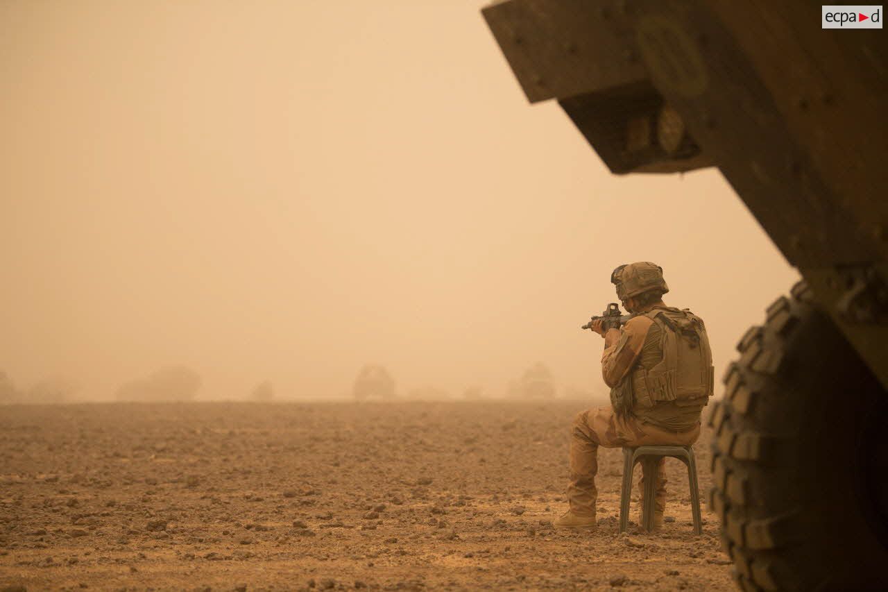 Marsouin de la 2e compagnie "les boucs" du 2e régiment d'infanterie de marine (2e RIMa) en service de garde, lors d'une tempête de sable sur une base opérationnelle avancée temporaire (BOAT) dans le Gourma malien.