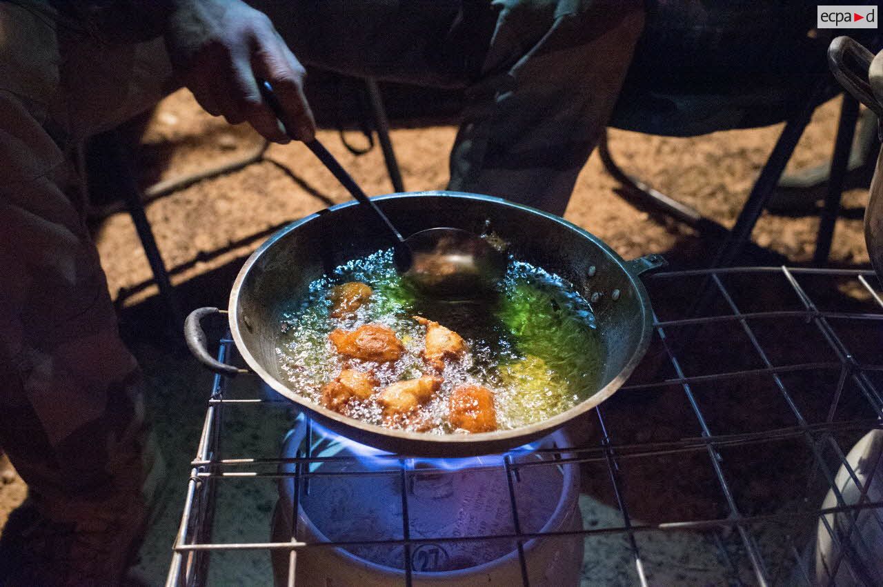 Préparation du dîner sur la base opérationnelle avancée temporaire (BOAT) de Hombori.