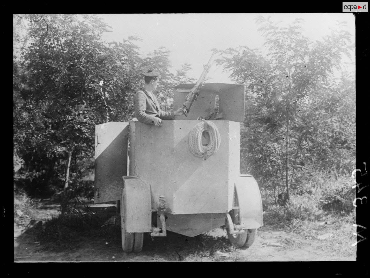 Automitrailleuse contre avion stationnée au lieu-dit de la ferme du boeuf, près de Châlons-le-Vergeur. [légende d'origine]