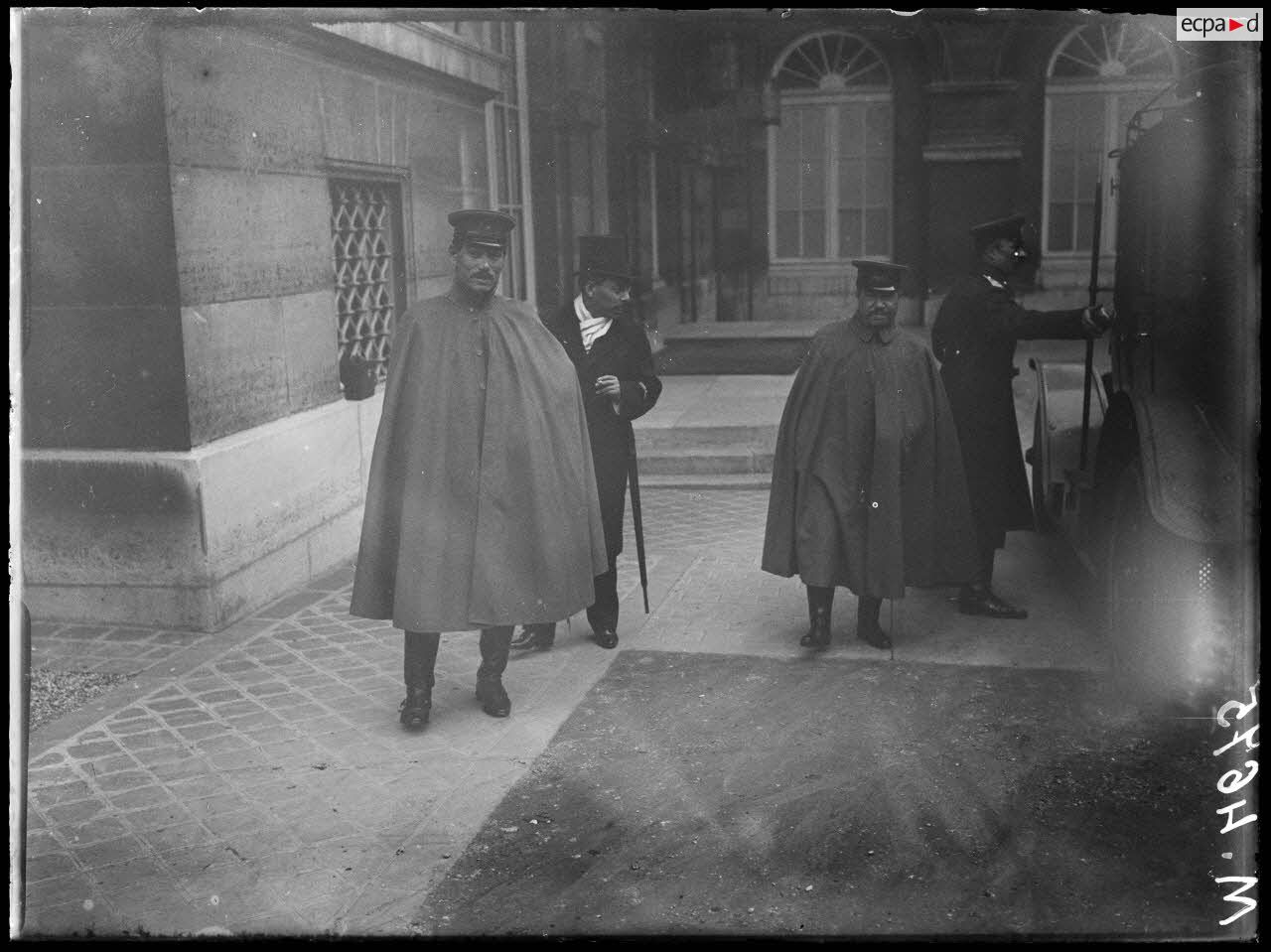 Paris, ministère des Affaires Etrangères. Conférence des Alliés. Délégués japonais et russes. [légende d'origine]