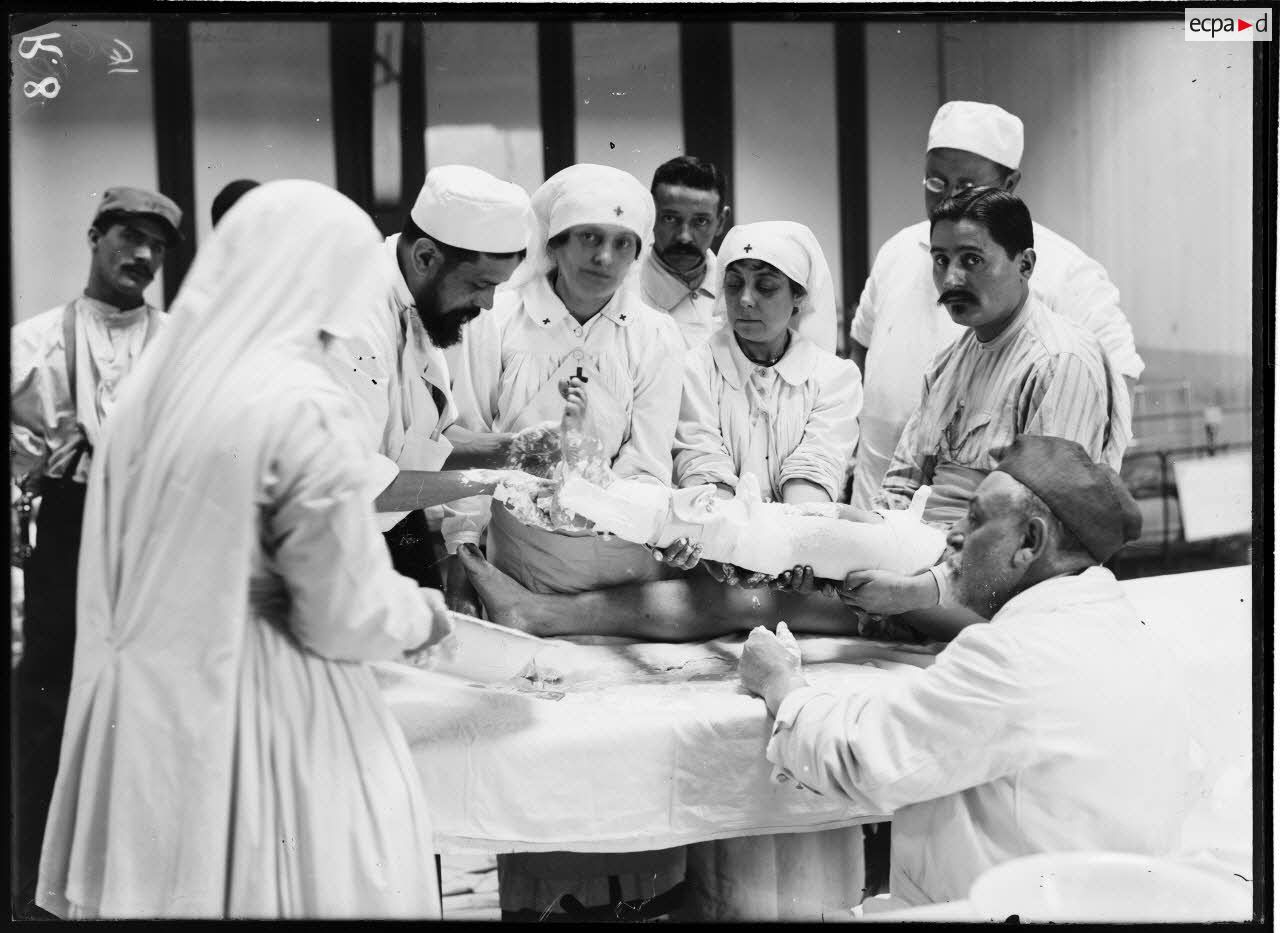 Nogent-sur-Marne. Hôpital colonial. Fabrication d'un platre. [légende d'origine]