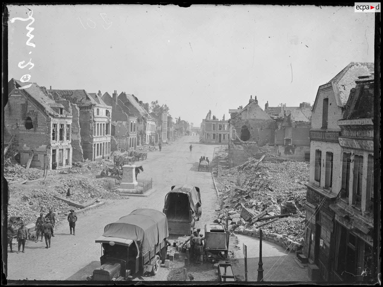 Bapaume, Pas-de-Calais, place Faidherbe et maisons détruites. [légende d'origine]