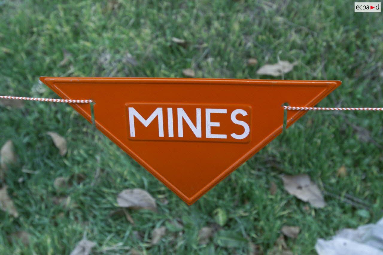 Panneau "Mines" à l'aéroport de Douchanbé.