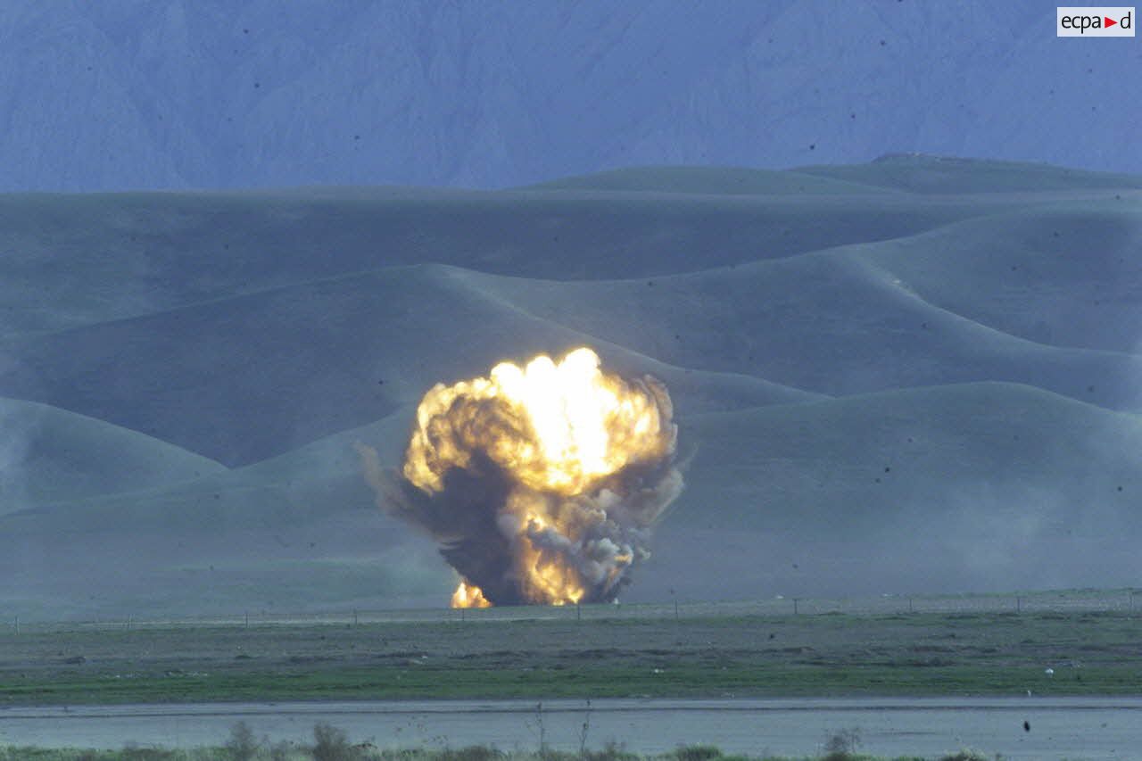 Dépollution de la zone de l'aéroport de Mazar e Charif de munitions soviétiques par l'EOD (élément opérationnel de déminage et de dépollution) du 1er REG (régiment étranger du génie) avec l'aide de démineurs américains. Feu et fumée lors de l'explosion des fourneaux.