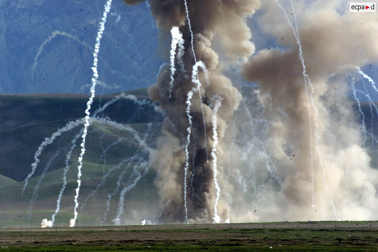 Dépollution de la zone de l'aéroport de Mazar e Charif de munitions soviétiques par l'EOD (élément opérationnel de déminage et de dépollution) du 1er REG (régiment étranger du génie) avec l'aide de démineurs américains. Feu et fumée lors de l'explosion des fourneaux.