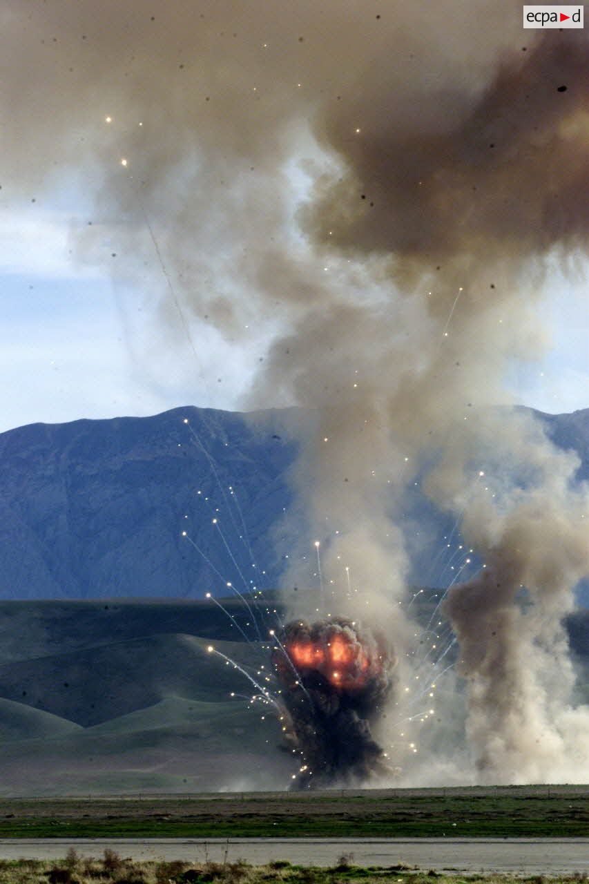 Dépollution de la zone de l'aéroport de Mazar e Charif de munitions soviétiques par l'EOD (élément opérationnel de déminage et de dépollution) du 1er REG (régiment étranger du génie) avec l'aide de démineurs américains. Feu et fumée lors de l'explosion des fourneaux.