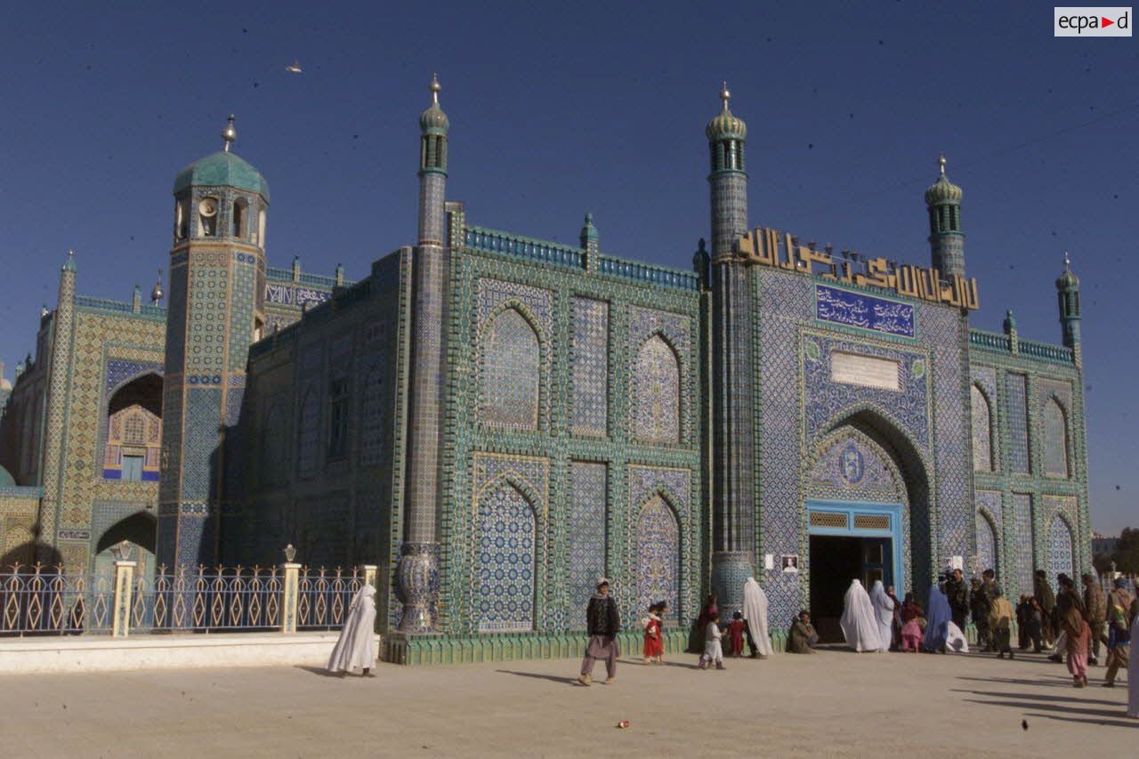 Population se rendant à la Mosquée bleue dans le centre-ville de Mazar e Charif.