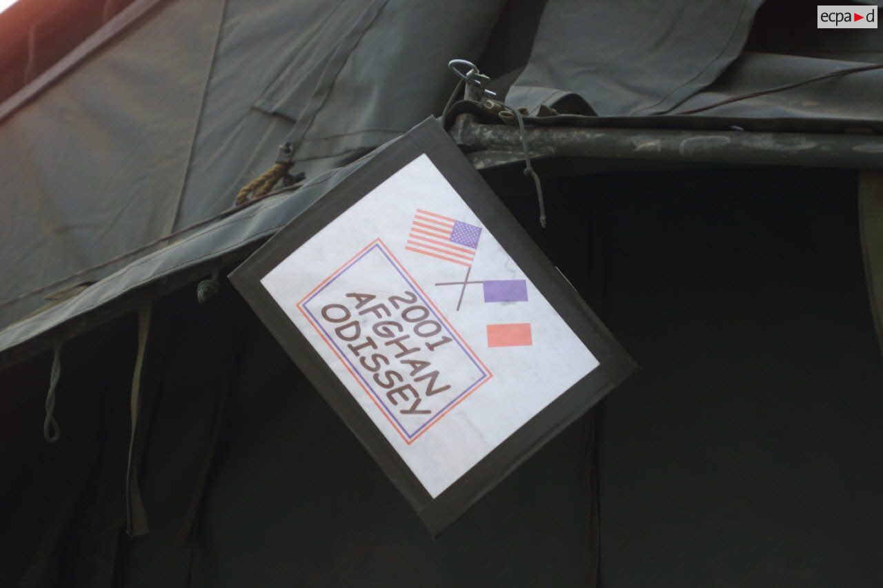 Panneau "2001 Afghan Odyssey" à l'entrée de la tente du RepFrance (représentant des éléments français), dans le camp américain de Karchikanabab.