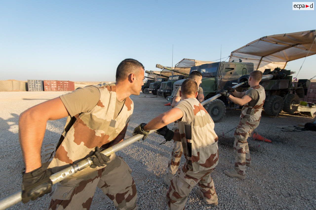 Des artilleurs de la première batterie du 93e régiment d'artillerie de montagne (93e RAM) entretiennent le canon d'un camion équipé d'un système d'artillerie (CAESAR) après une séquence de tirs à Filfayl.