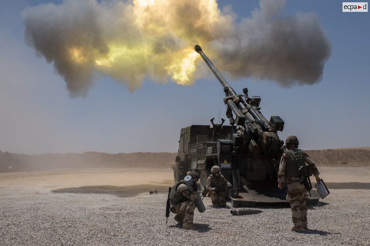 Tirs d'obus explosifs par un camion équipé d'un système d'artillerie (CAESAR) de la première batterie du 93e régiment d'artillerie de montagne (93e RAM) à Filfayl.