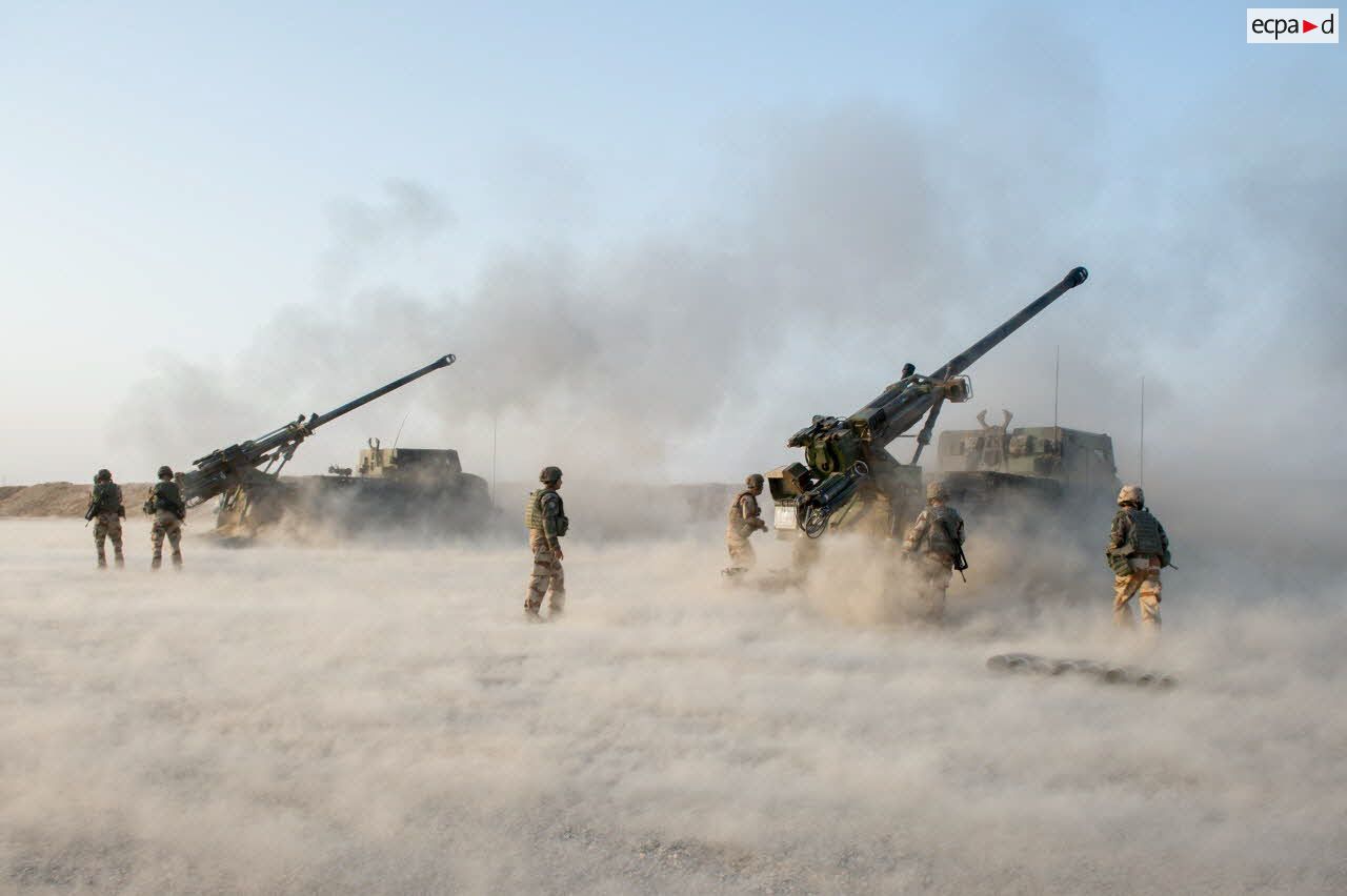 Tirs d'obus par deux camions équipés d'un système d'artillerie (CAESAR) de la première batterie du 93e régiment d'artillerie de montagne (93e RAM) à Filfayl, au nord de Mossoul.