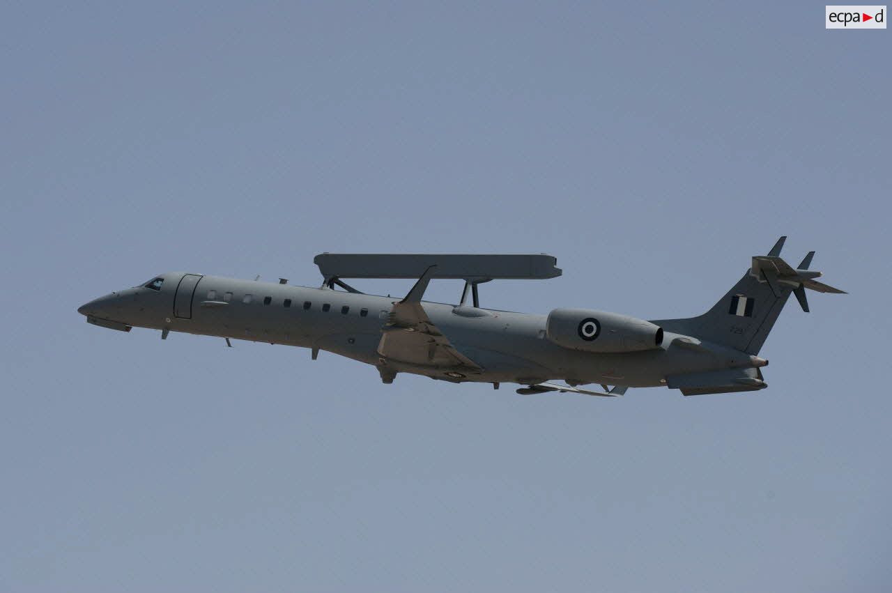 Lors de l'opération Harmattan, sur la base de la Sude en Crète, un Embraer R-99A grec en vol.