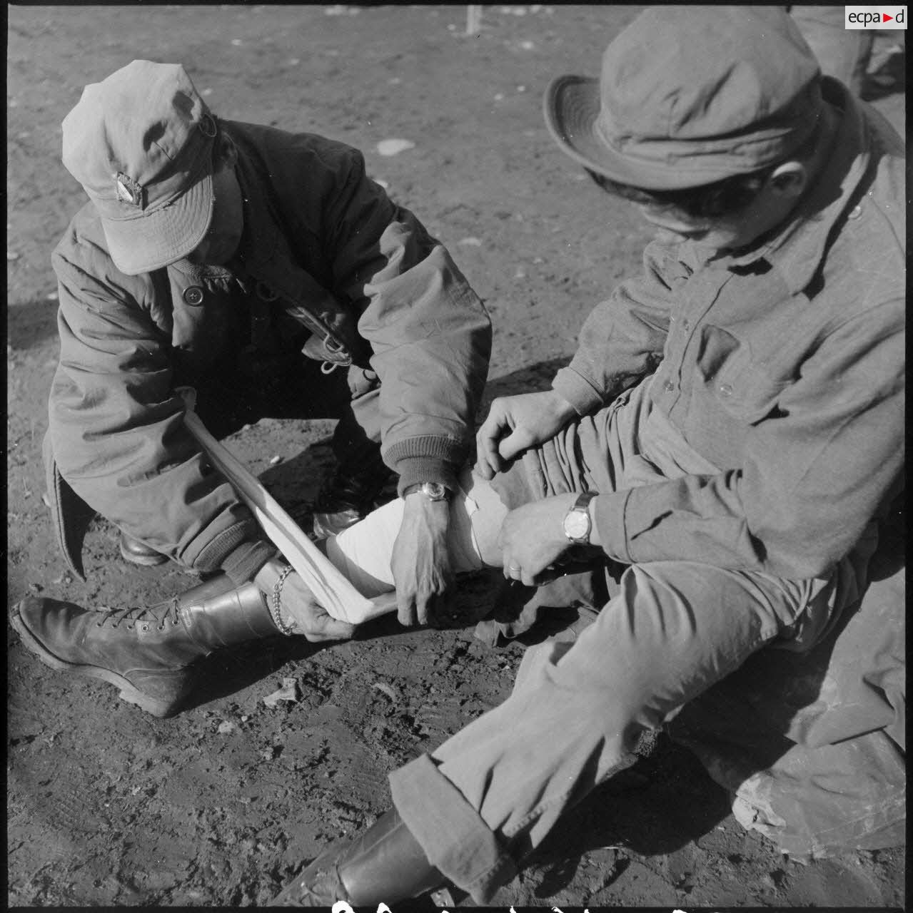 Soins médicaux au Bataillon français de l'ONU en Corée.