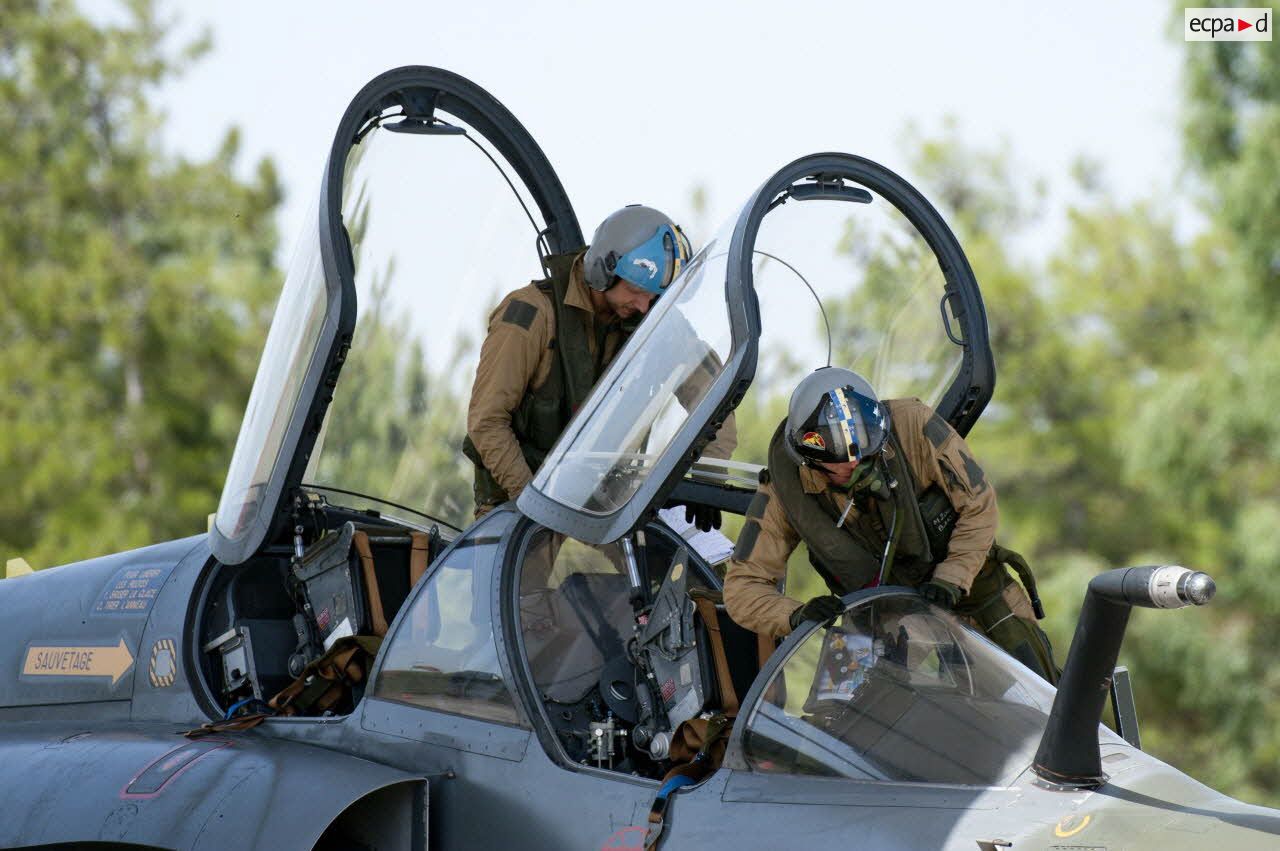 Lors de l'opération Harmattan, sur la base de la Sude en Crète, équipage d'un Mirage 2000D lors de l'embarquement.