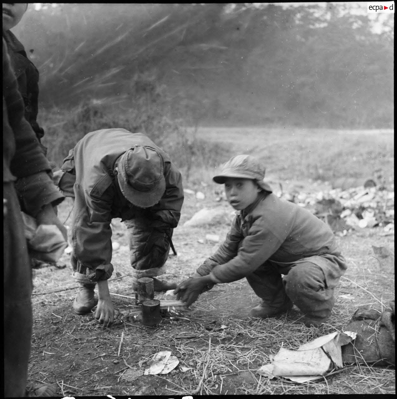 Boys coréens réchauffant des rations conditionnées.