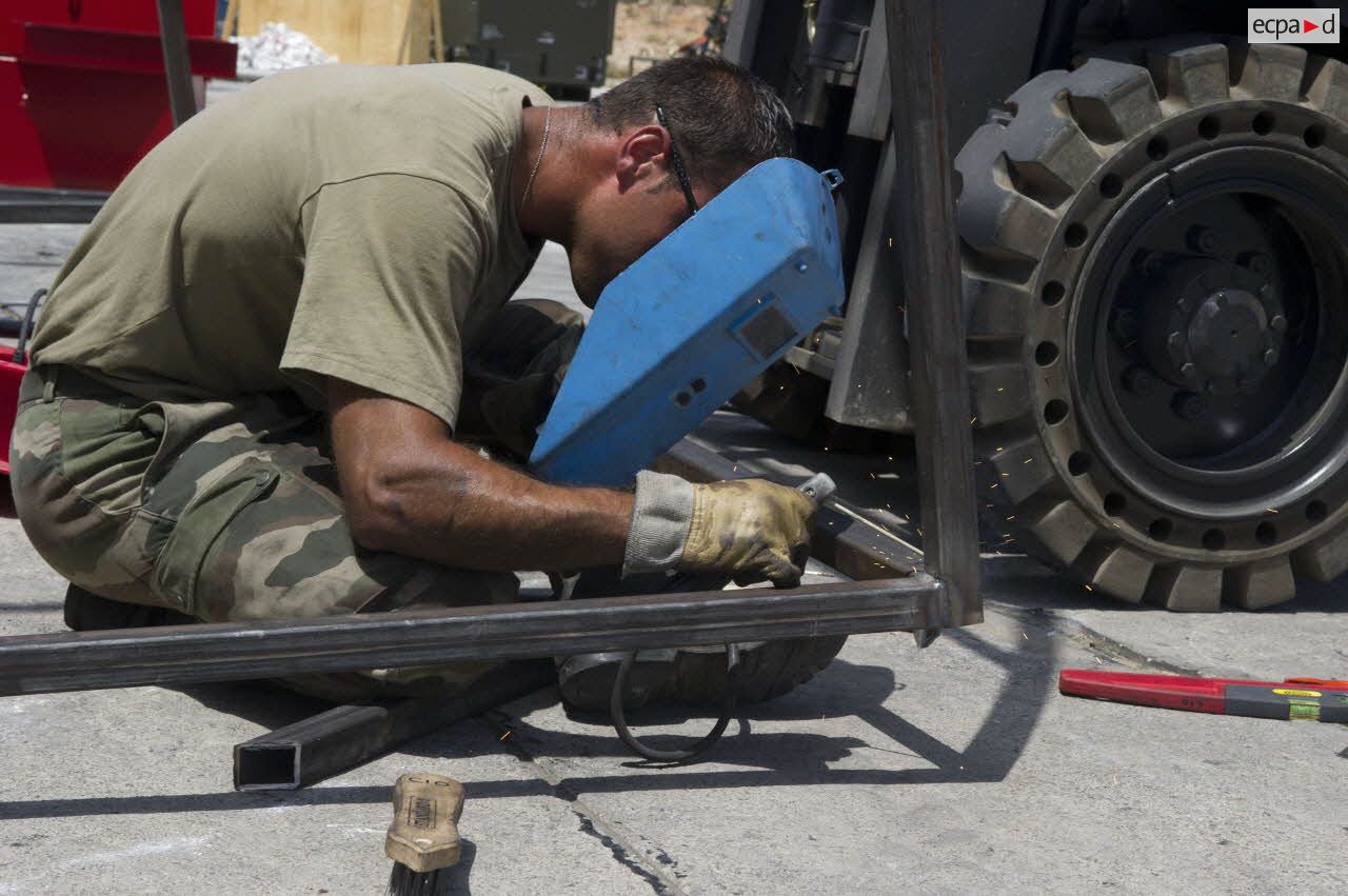 Lors de l'opération Harmattan, sur la base de la Sude en Crète, construction d'un abri.