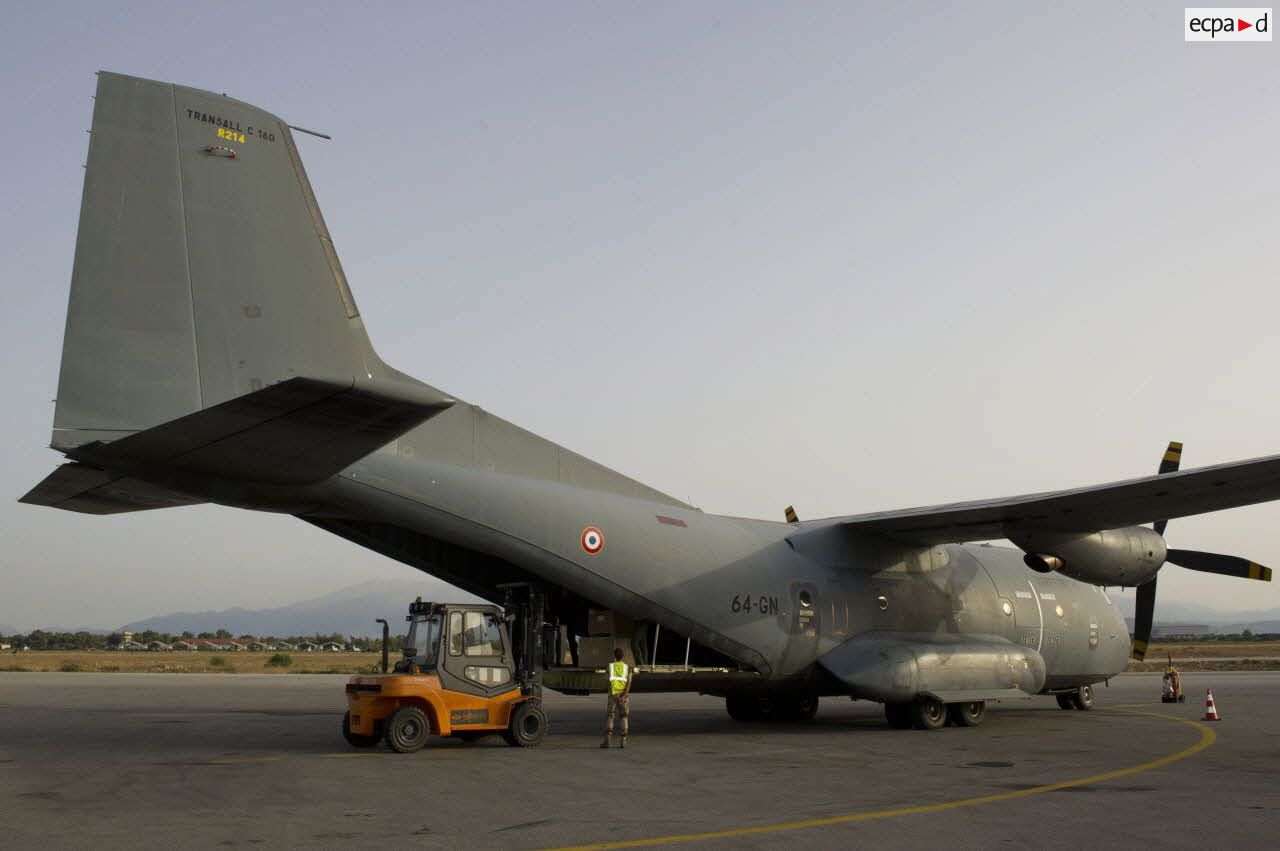 Lors de l'opération Harmattan, sur la base de la Sude en Crète, déchargement de fret d'un Transall C-160.