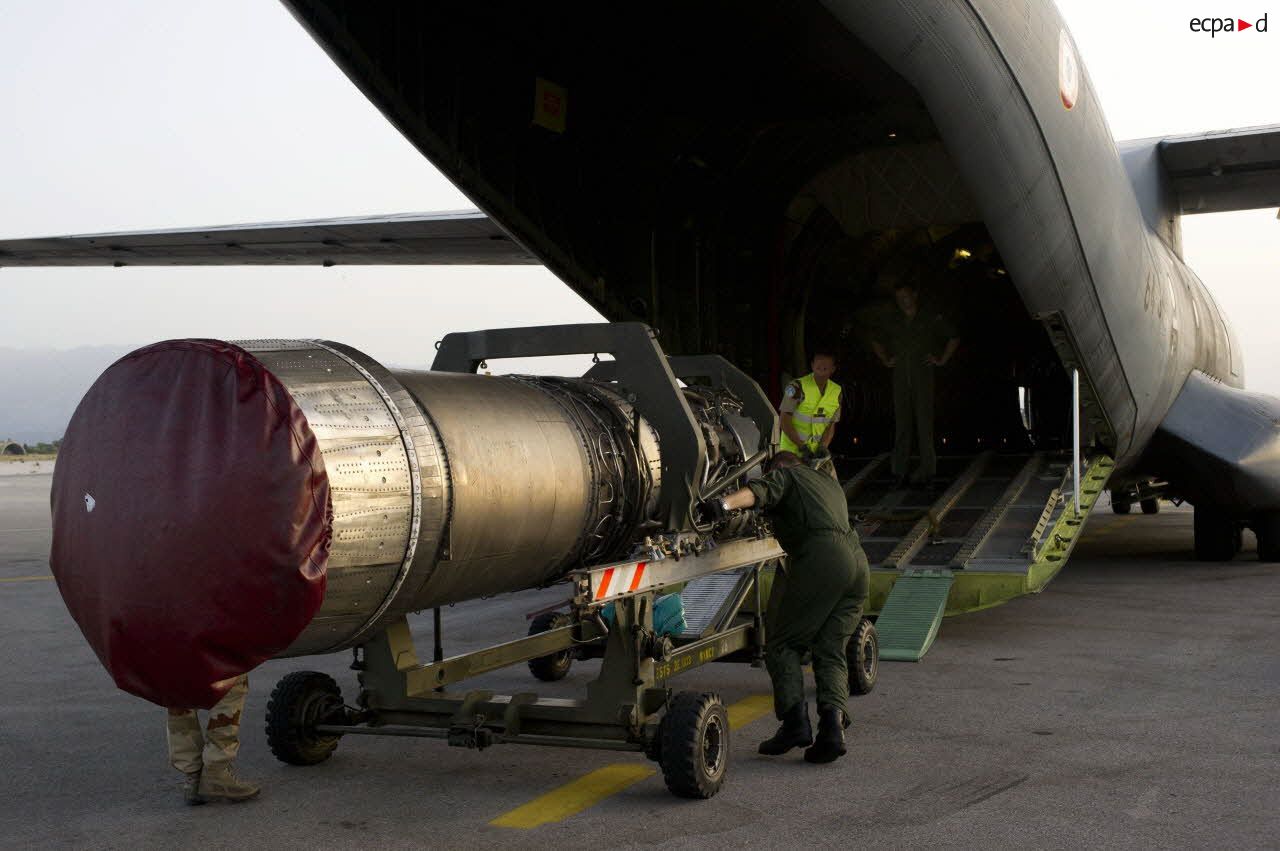 Lors de l'opération Harmattan, sur la base de la Sude en Crète, chargement d'un moteur dans un Transall C-160.