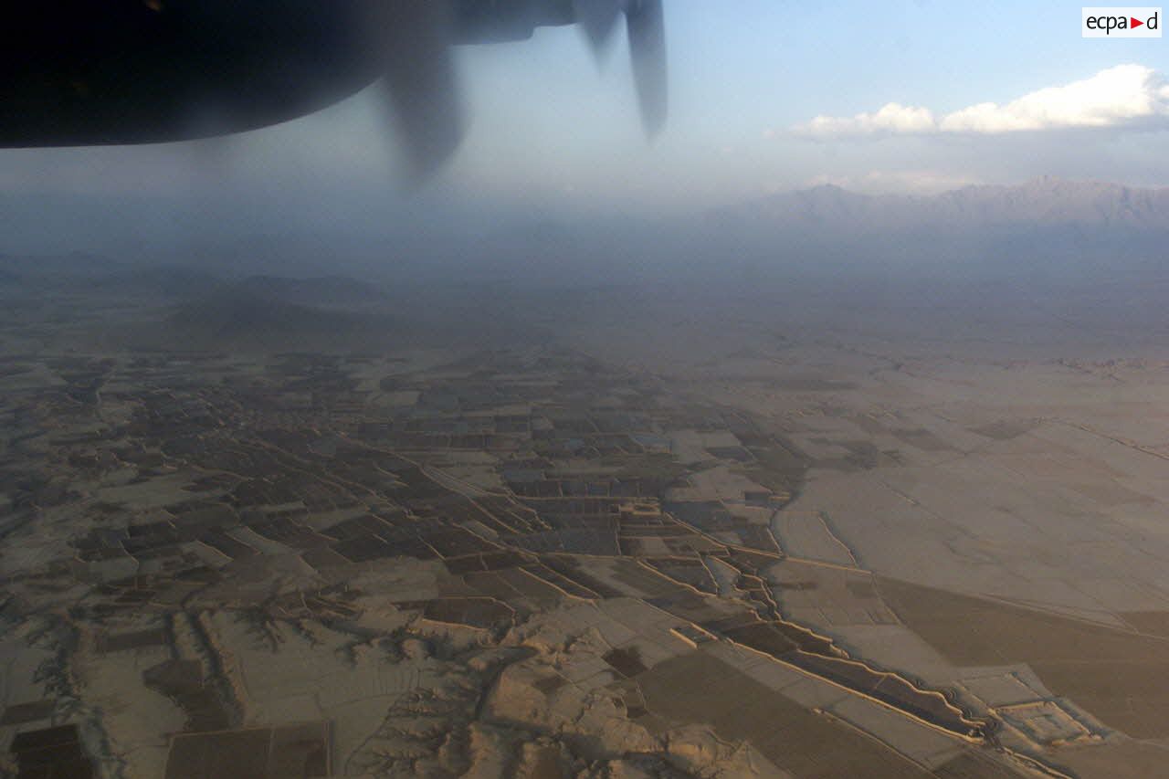 Vue aérienne des environs de Kaboul lors d'un vol en avion de transport Hercules C-130.