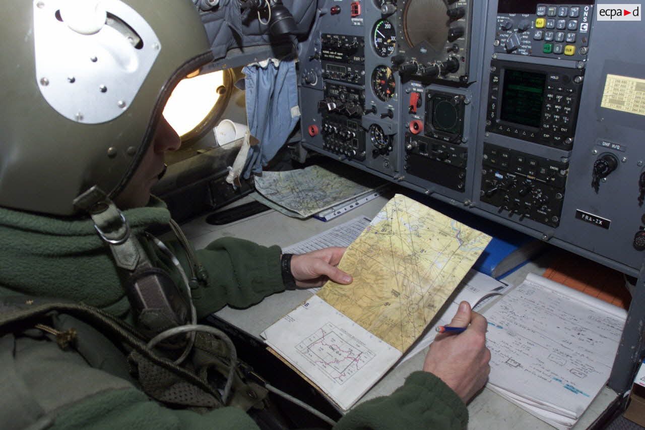 Equipage d'un avion de transport Transall C-160 en vol entre Douchanbé et Mazar e Charif. Portrait du navigateur à son poste.