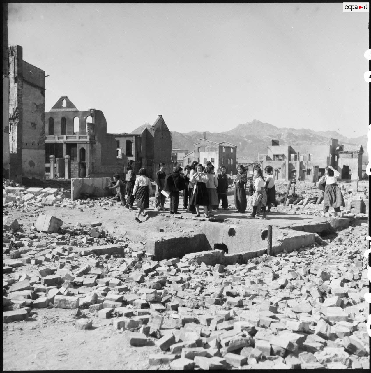 Enfants dans les ruines d'une ville en Corée du Sud.