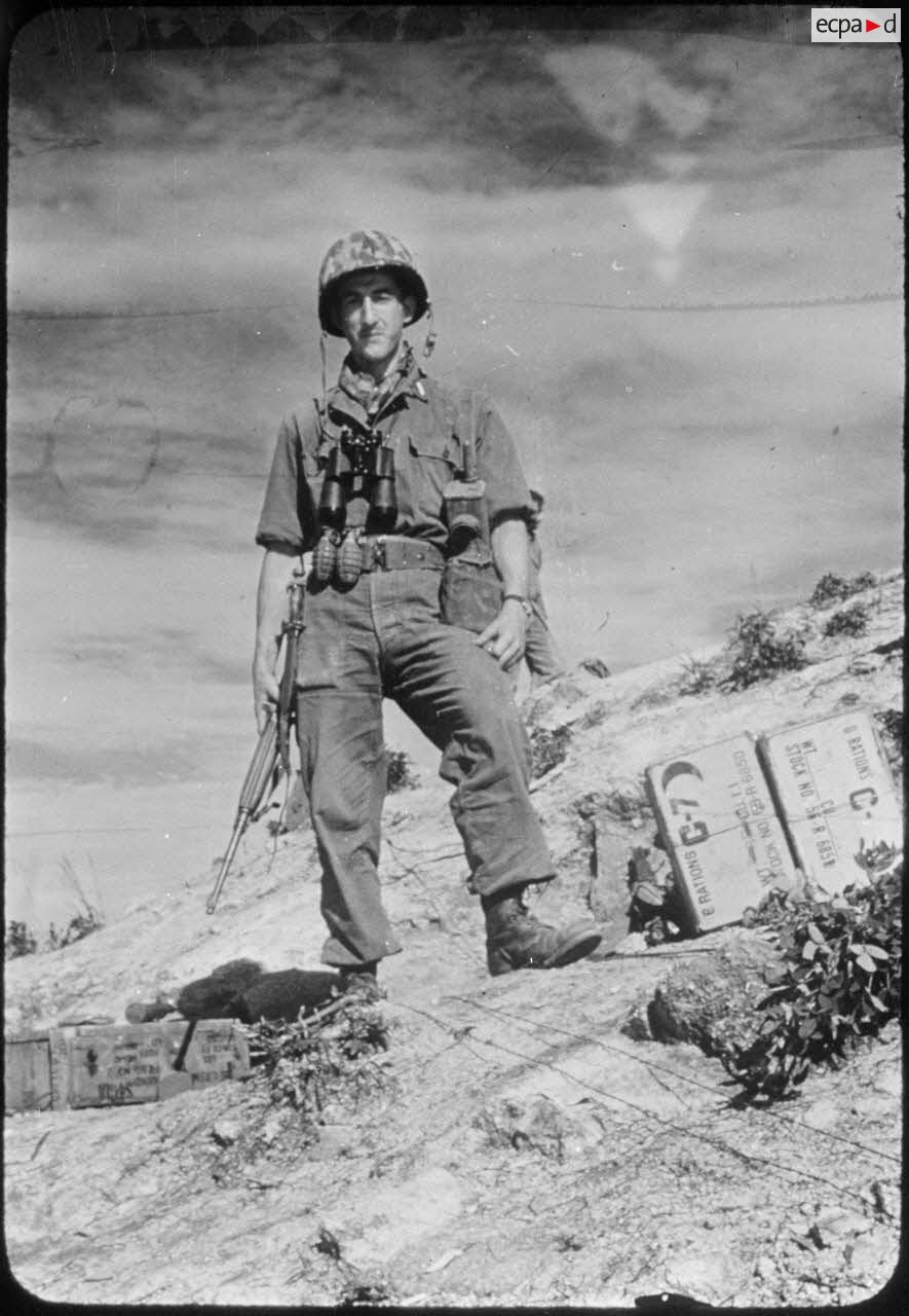 Un volontaire du Bataillon français de l'ONU sur le Punch Bowl (Corée).