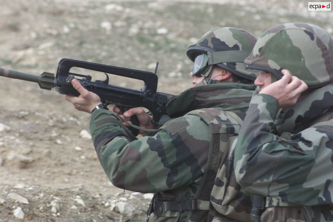 Entraînement au tir d'une section de la 3e compagnie du 21e RIMa (régiment d'infanterie de marine) à Mazar e Charif. Tir de grenades à fusil avec un FAMAS pendant la séance.