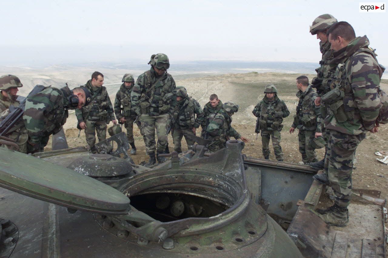 Entraînement au tir d'une section de la 3e compagnie du 21e RIMa (régiment d'infanterie de marine) à Mazar e Charif. Constat des impacts de tirs de grenades à fusil sur l'épave d'un char soviétique T-54 à l'issue de la séance.