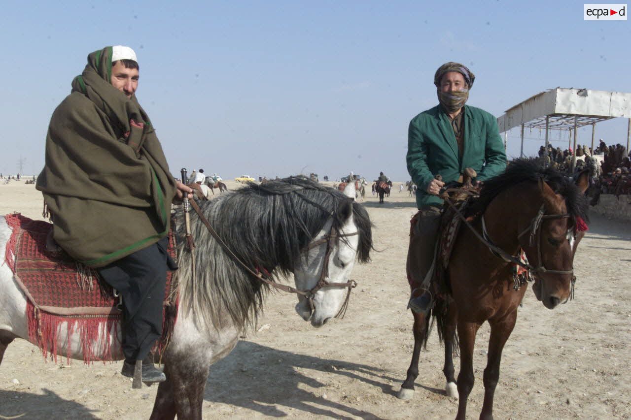 Cavaliers concurrents d'une partie de bouzkachi, sport national afghan, à Mazar e Charif.