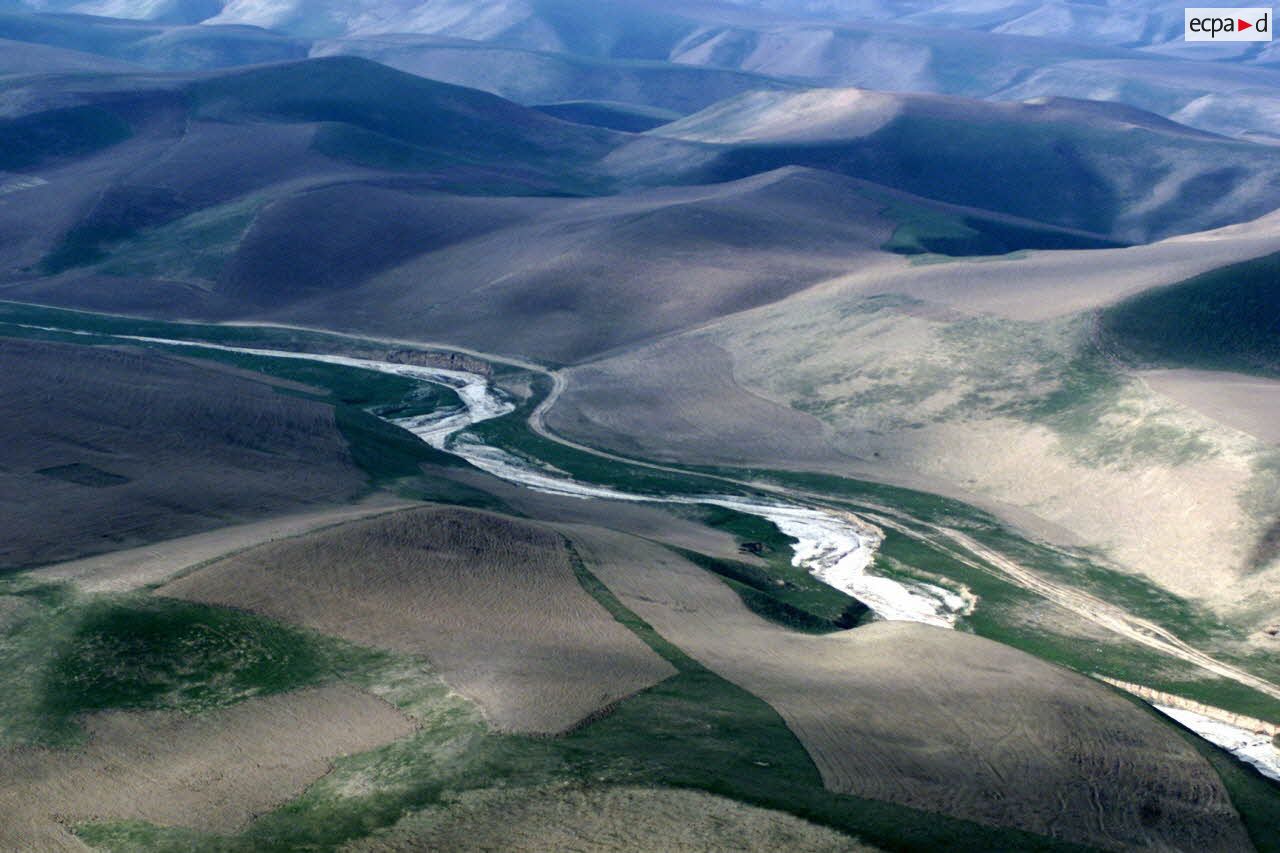 Paysage de la vallée encaissée de l'Amou Daria, dont les eaux ont raviné le relief montagneux et aride.