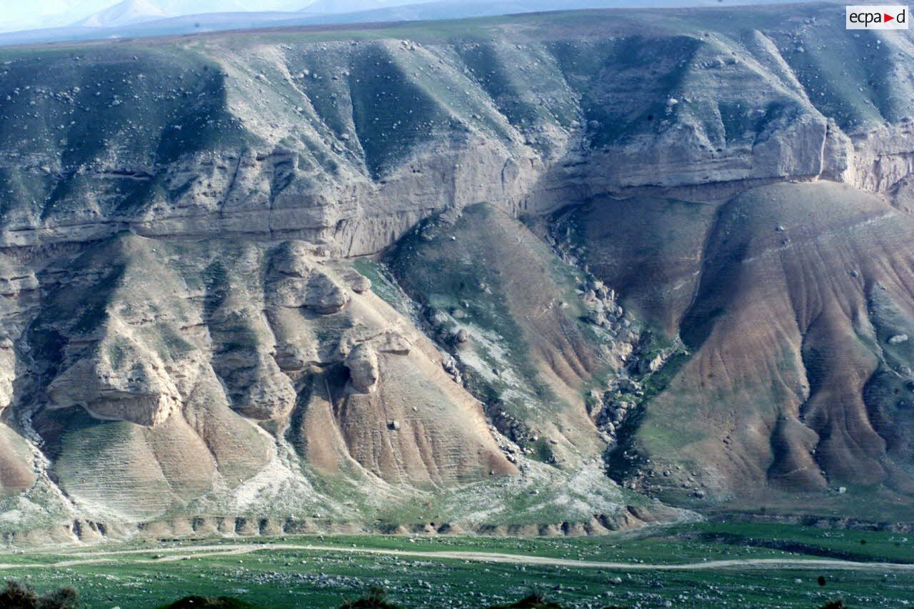 Paysage de la vallée encaissée de l'Amou Daria, dont les eaux ont raviné le relief montagneux et aride.