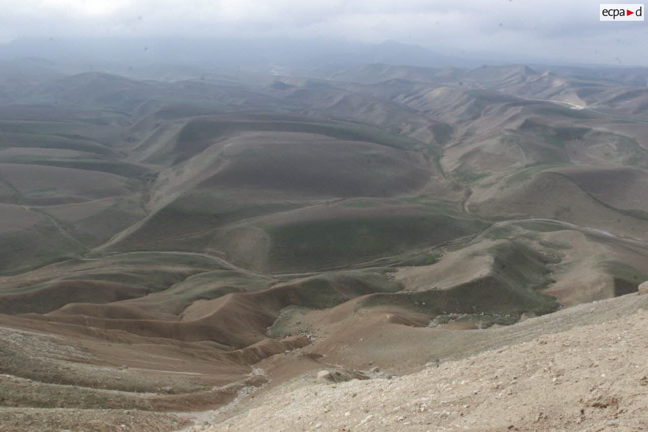 Paysage de la vallée encaissée de l'Amou Daria, dont les eaux ont raviné le relief montagneux et aride.